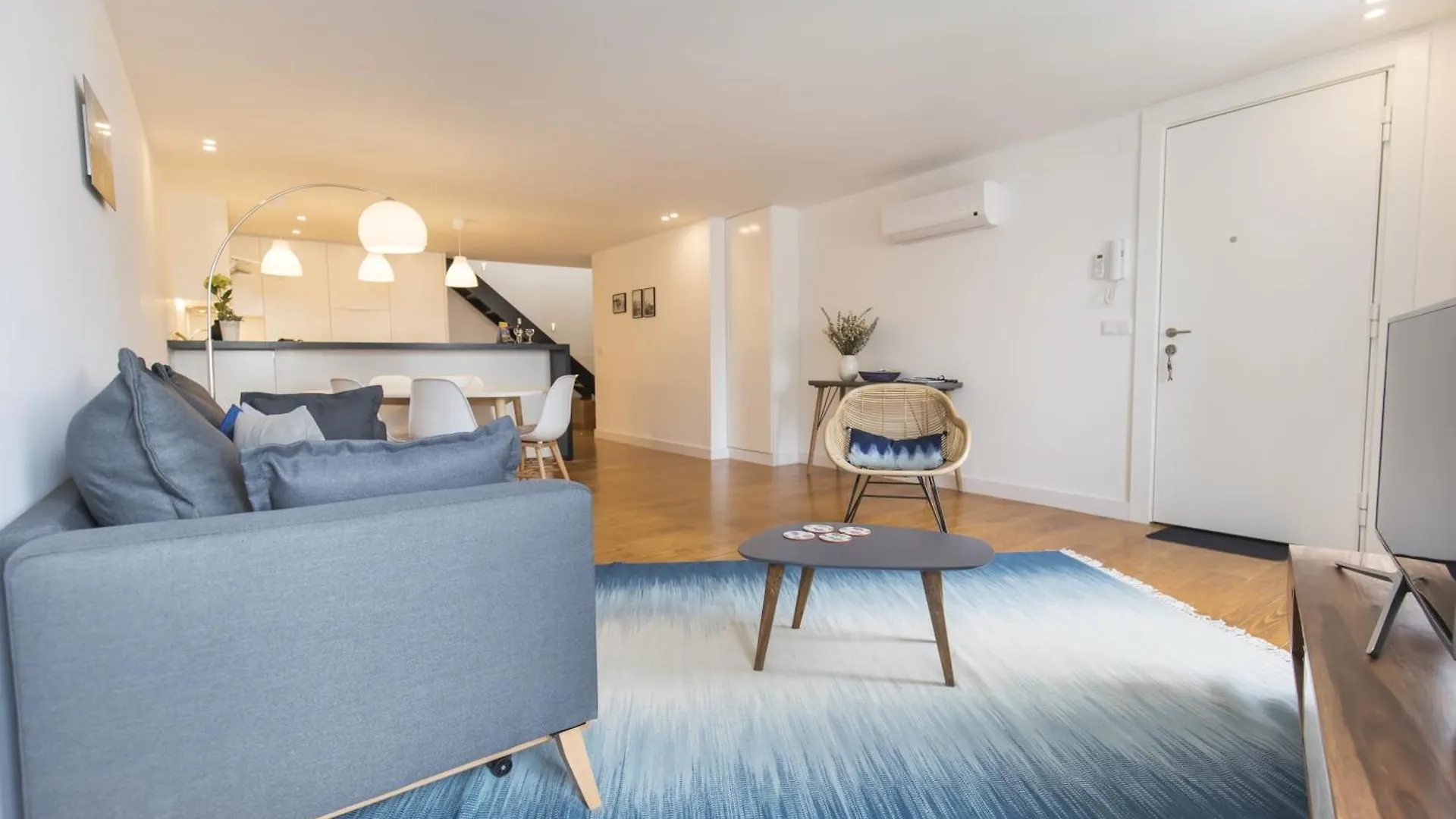 Lovely Lisbon Duplex W Balcony Apartment