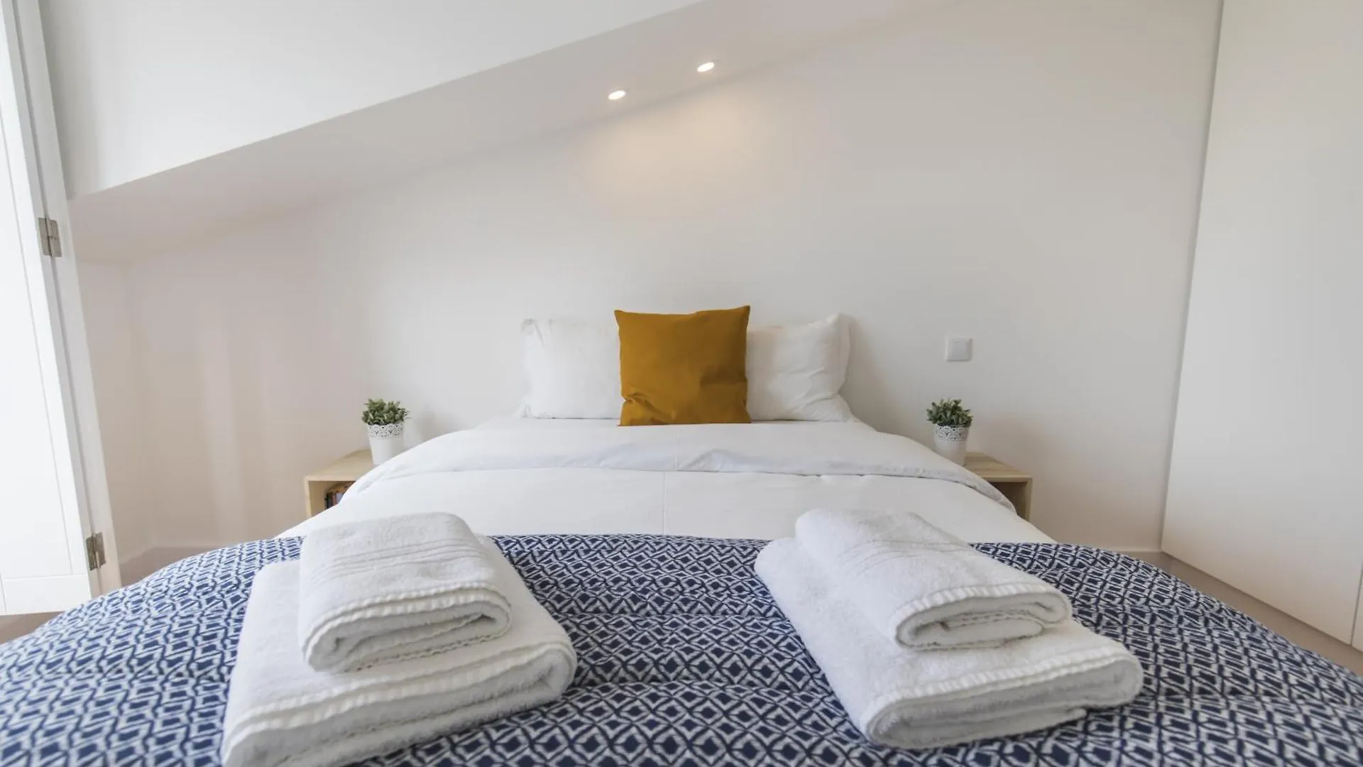 Lovely Lisbon Duplex W Balcony Portugal