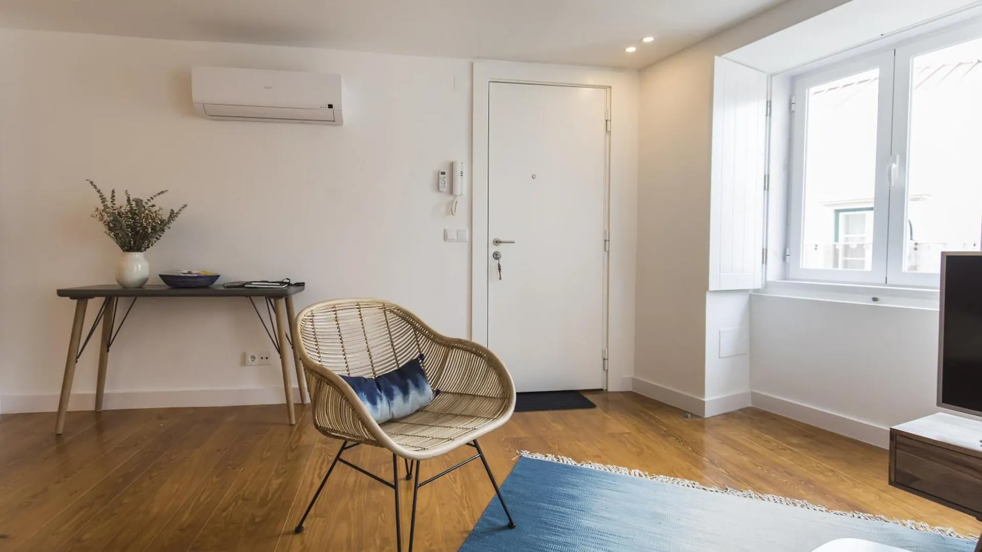 Lovely Lisbon Duplex W Balcony Apartment